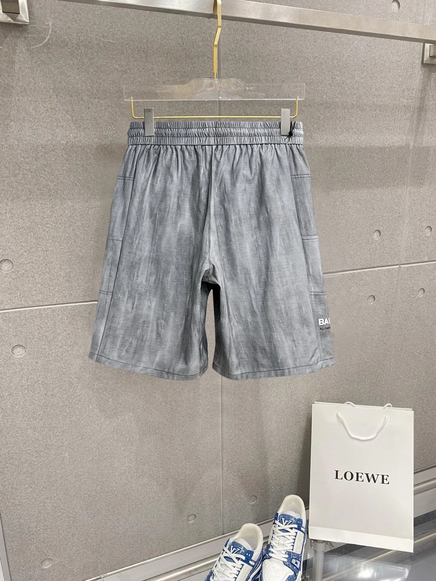 Balenciaga's three-standard complete 2026 summer New Arrival men's casual shorts, advanced custom-made Breathable fabric, Breathable fabric, extremely stretchy and comfortable, impeccable details, top-grade accessories, original logo design concept, delicate and soft feel! The upper body fit is awesome! Size: M-XXXL Please state your height and weight when ordering